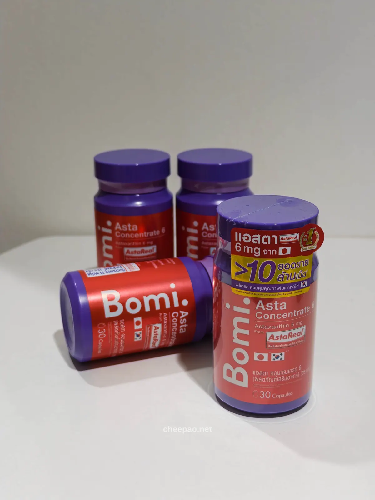 ขวดอาหารเสริม Bomi AstaReal Asta Concentrate 6 ตั้งบนพื้นโต๊ะสีอ่อน