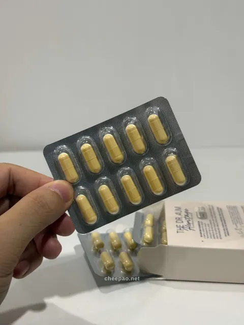 มือถือแผงแคปซูล Dr.Aum Ubiquinol สีเหลือง 10 เม็ด ด้านหลังเป็นกล่องที่เปิดออกเห็นแผงที่เหลือ