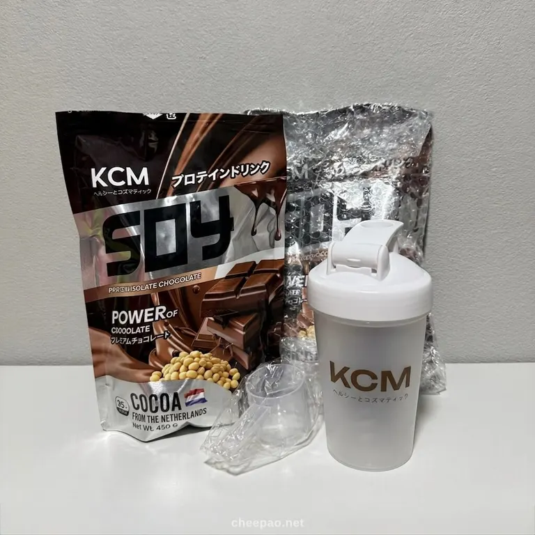 ซองโปรตีน KCM Soy Protein Isolate รสช็อกโกแลต ขนาด 900 กรัม วางบนเคาน์เตอร์ครัว