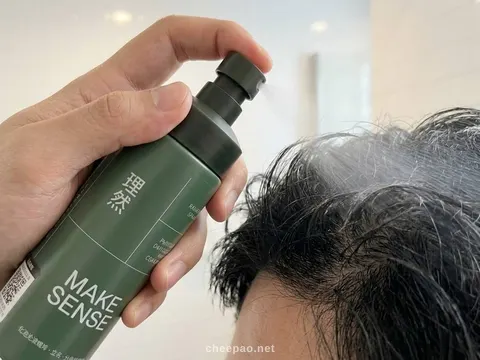 มือถือขวด MAKE SENSE สีเขียวฉีดละอองลงบนโคนผมที่ยังเปียกหมาด ๆ